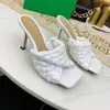 Designer Stretch Sandalen Dames Squared Teen Stiletto Hoge Hakken Witte Intrekiato Raffia Mule Slides Slippers Summer Strand Rubberen buitenzool Slippers 9 cm NO313