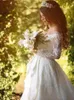 긴 소매 레이스 Applique 계층화 된 치마가있는 어깨 웨딩 드레스 신부 가운 떨어져 겸손한 웨딩 드레스 웨딩 드레스 베개가있는 채플 기차 Vestidos de Novia