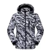 高品質の春の秋のアウトドアソフトシェルの男性カモのジャケットフード付きジッパー防水迷彩オスのジャケットサイズl-5xl 210518