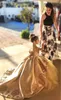 Goldfarbene Blumenmädchenkleider mit Juwelenausschnitt, Ballkleid, Spitze, Perlenapplikationen und Schleife, für Kinder, Festzugskleid mit Schleppe, Geburtstagskleider