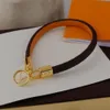 Bracelet en cuir rond imprimé floral pour femmes, mode européenne et américaine, avec diamant creux, initiales en V, Charm303m