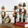 30 cm hölzerner Nussknacker-Soldat, Ornamente, Spielband, Puppen, Weihnachtsdekoration für Wohnzimmer, Weinschrank, Kunstwerk 211108