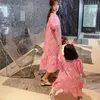Rodzina spojrzenie matka córka luźna sukienka ubrania lato pasujące stroje 210521