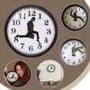 Horloges murales 26 * 26 * 4cm Ministère de Silly Walk Clock Comedian Home Decor Nouveauté Montre Funny Walking Silent Mute