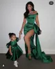 2022 Emerald Green Mermaid Formalne Suknie Wieczorowe Sexy Off Ramię Kylie Jenner Celebrity Prom Suknie Side Slit Peplum Arabskie Kobiety Specjalne okazje Dress Dress