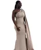 2021 Sexiga afrikanska naken sjöjungfru brudtärna klänningar för bröllop med Cape One Shoulder Plus Size Party Sweep Train Maid of Honor Grows Zipper Back Elastic Satin