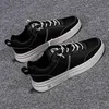 Świeże Mężczyźni Kobiety Buty do biegania Triple White Black Mens Outdoor Sports Buty Rozmiar 39-44 damskie Jogging Walking Sneakers Trenerzy