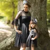 Lace Dress Spring Family Matching Outfits Mor och dotter Black Es med Bell Sleeve 210429