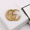 Célèbre Classique Or Marque De Luxe Desinger Broche Femmes Strass Lettres Grandes Broches Costume Pin Mode Bijoux En Métal Vêtements Décoration Accessoires Cadeaux