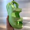 مصمم فاخر للسيدات صيف صيف صيف عرضية رغوة أحذية عداءة مع أحذية مربع معكرونة الهلام منخفضة الكعب فيلكرو النساء الرمال 20C3091