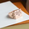 Europe America Fashion Men Lady Women Rings Titanium Steel Graved V Letter med strassälskare Squared Ring MP2689 3 Färg SI2621