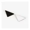 Metal triângulo letra broche mulheres menina triângulo broche terno lapela pino branco moda preto acessórios de jóias
