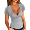 Moda klasik düz renkli t-shirt üst seksi düğme dekorasyonu düşük kesilmiş sıkı oturan ince tişört yaz kısa kadın