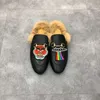 Bayanlar Düz İngiliz Yün Deri Ayakkabı Işlemeli Sıcaklık Kadife Muller Ayakkabı Horsbit Toka Baotou Yarım Terlik Retro Topuklu Sneakers Kış Bahar