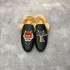 Dames Platte Britse Wol Lederen Schoenen Geborduurde Warmte Velvet Muller Schoen Horseit Buckle Baotou Halve Slippers Retro Hakken Sneakers Winter Spring