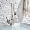Chrome lumineux salle de bain bassin robinet de robinet en laiton monté sur la cascade montée robinets de mélangeur à la poignée de manche simple