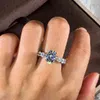 豪華な女性の白いクリスタルストーンチャームシルバーカラーの結婚式sかわいい楕円形ジルコン薄い婚約リング