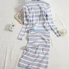 Arbetsklänningar Höst Koreansk Fashion Casual Striped Stickad 2 Piece Set Kvinnor Skörd Top Långärmad Cardigan Coat + Stropless Kläddräkt