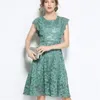 Sommar Sme Virka Lace Dress Kvinnor Hollow Out Slim Ärmlös Solid Färg Rund Neck Cocktail Party Midi 210603