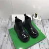 Designer-Luxus-Damenstiefel in Bonbonfarben. Der Fashion Boot ist komplett aus Rindsleder gefertigt und die TPU-Außensohle ist angenehm zu tragen