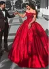 Скромные платья Quinceanera с плечами Красный атлас Формальные платья для вечеринок Милая Скаперенная кружева Applique Ball Applique Proмитеблионные платья