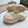 Lux Cogs Sandal Luxury Men Kvinnor Sandaler Perforerad Slip-On Platform Gummi Mules Fashion Slippers Hotel Badrumskor Klassisk platt sommar lata bilder