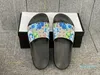 Designer Män Kvinnor Tofflor Gummi Slides Sandal Flat Blooms Strawberry Tiger Bee Green Red White Web Mode Shoes Beach Flip Flops 0362