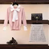 Guld dubbel-breasted Tweed Skirt 2 Piece Set 2021 Spring Women Sweet Bow Tie Collar Knitshirt Top + Mini Plaid Penna Kvinnors Två Byxor