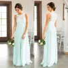 2021 Mint Green Lace Country Bridesmaids Dresses Long Sheer Jewel Neck Chiffon Bröllop Gästklänning Golvlängd Billiga Maid of Honor Gowns