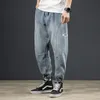 Mäns Jeans 2022 Sommar Slim för Mens Streetwear Koreanska Designer Regelbundna Distressed Denim Homme Byxor Hip Hop Hole Byxor