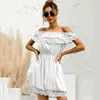 Plaża Off Ramię Hollow Koronkowe Szwy Seksowna Sukienka Damska Summer Summer White Party Mini Vestidos Moda Wysoka talia 210508