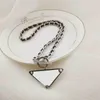 Klassische Buchstaben-Dreieck-Schnalle-Halskette, Titan-Stahl, gewebtes Lederseil-Halsketten, schwarze Schlüsselbeinkette, Hip-Hop-Persönlichkeits-Anhänger-Schmuck