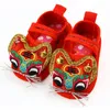 Första Walkers Tiger Head Bell Born baby skor röd spädbarn spjälsäng kinesisk traditionell broderad tjockläted trasa