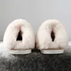 Luxury Faux Suede Hem Kvinnor Full Fur Tofflor Vinter Varm Plysch Bedroom Non-Slip Couples Skor Inomhus Ladies Furry Tofflor