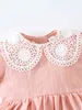 Robe bébé manches bouffantes en dentelle guipure, col tendance, nouée au dos, SHE