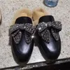 مصمم النعال الفراء برينستاون بغل شقق النساء المتسكعون صندل جلدي أصلي الأحذية المعدنية سلسلة أحذية الرجال الدانتيل المخمل 2021