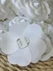 Flor branca decorativa para fotografia Material de embalagem Camélia Acessórios DIY 7,3x7,3 cm autoadesivo Camélia Fower Stick para embalagem boutique