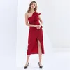 女性のストラップレスのノースリーブの高い腰のセクシーなドレス女性のファッションの服210520のための非対称のスリット赤いドレス