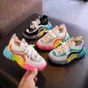 Детская обувь Цветные подошвы Детские малыши Обувь Новая дышащая сетка мальчиков девочек полосатая спортивная обувь детские повседневные кроссовки G1025