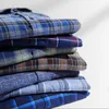 Ren bomull Klassisk Mäns Plaid Casual Warm Full Sleeve Borstat Tyg Mjuk Bekväm Regular Fit Male 210721