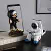 Creativo stile coreano arredamento figura astronauta decorazione ornamenti casa statue moderne Desktop porta telefono ufficio artigianato regalo 210804