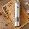 Pora Electric Pepper Mill 1/2 sztuk Zestaw sól ze stali nierdzewnej i szlifierka z metalowym stojakiem na narzędzia kuchenne Automatyczne przyprawy 210712