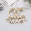 Marque de luxe Designer Double Lettre Broches Broches Femmes Or Argent Crysatl Perle Strass Cape Boucle Broche Costume Broche De Noce Jewerlry Accessoires Cadeaux