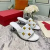 Womens Sandals 가죽 리벳 슬리퍼 고급 디자이너 야외 신발 6.5cm 하이힐 플랫 슬리퍼 크기 35-42 XX-0301