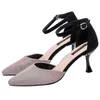 Paillettes colorées Sandalen Femme Bling sandales pointues femmes bride à la cheville découpe mince chaton talons pompes 2021 luxe chaussures européennes