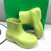 2021 Créateur de mode Bottes de pluie de luxe Botte courte en peau de mouton Coussin en latex Pieds Plate-forme Femmes Chaussures décontractées Matériel de haute qualité9012698