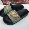 2021 Высококачественные мужские женские тапочки летние сандалии пляжные скольжения модные досуги тапочки дамы сандали ванная комната домашняя обувь классическая буква печати шаблон цветок