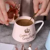 Kreativ krona keramikmugg Söt kaffe mugg mjölk kopp med sked lock kaffe te kopp 300ml kapacitet vatten muggar x-mas gåva 210804