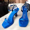 2022 Primavera Summer Runway Mulheres Sandálias Azul Silk Square Open Toe Calcon Gladiador Sapatos de Cristal Decoração Fivela Sandálias Y220301