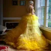 Sarı Yüksek Düşük Yan Bölünmüş Gelinlik Modelleri Derin V Boyun Backless Ruffles Tier Tül Etek Pageant Elbise Sweep Tren Akşam Parti Abiye